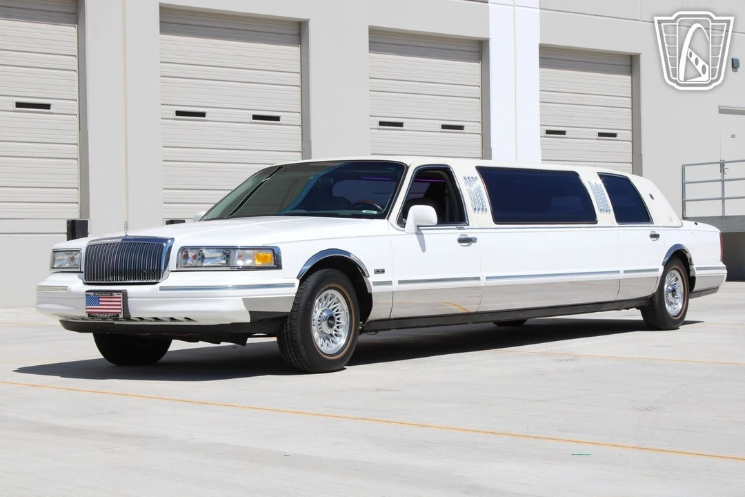 1996 Lincoln Town Car - Image 8 of 12