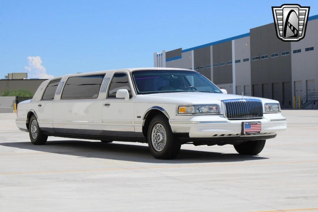 1996 Lincoln Town Car - Image 10 of 12