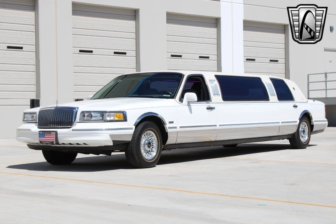 1996 Lincoln Town Car - Image 9 of 12