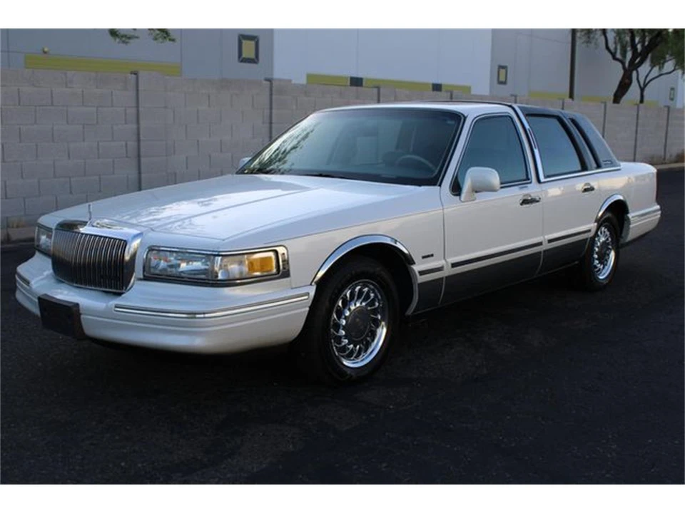 1996 Lincoln Town Car - Image 9 of 31