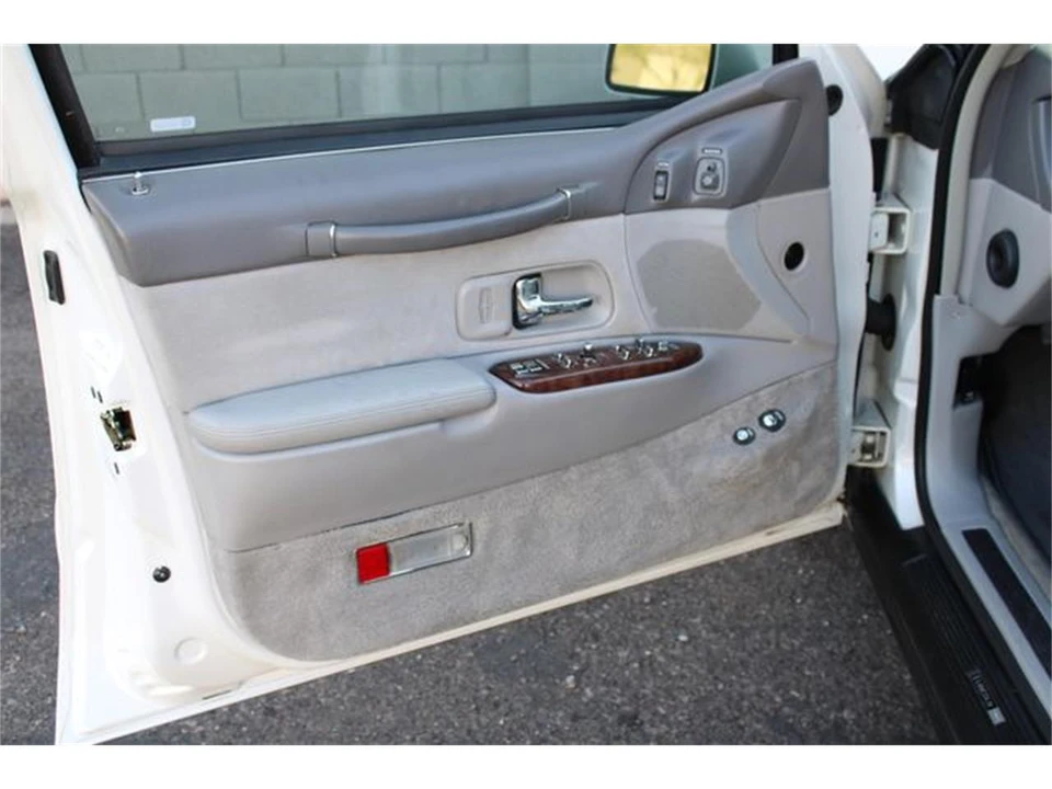 1996 Lincoln Town Car - Image 19 of 31