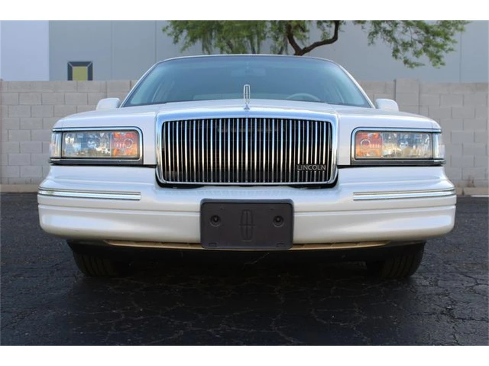 1996 Lincoln Town Car - Image 11 of 31