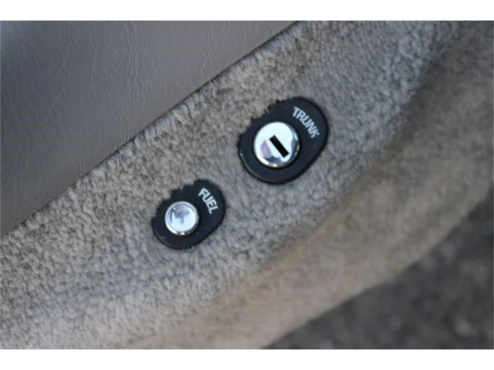 1996 Lincoln Town Car - Image 25 of 31
