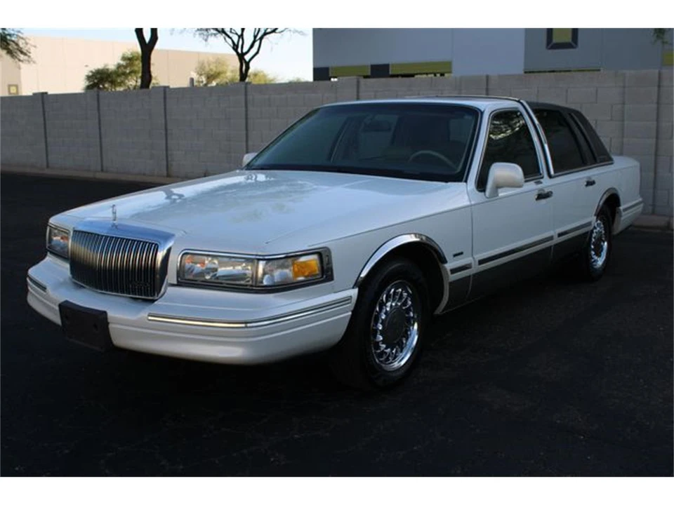 1996 Lincoln Town Car - Image 13 of 31