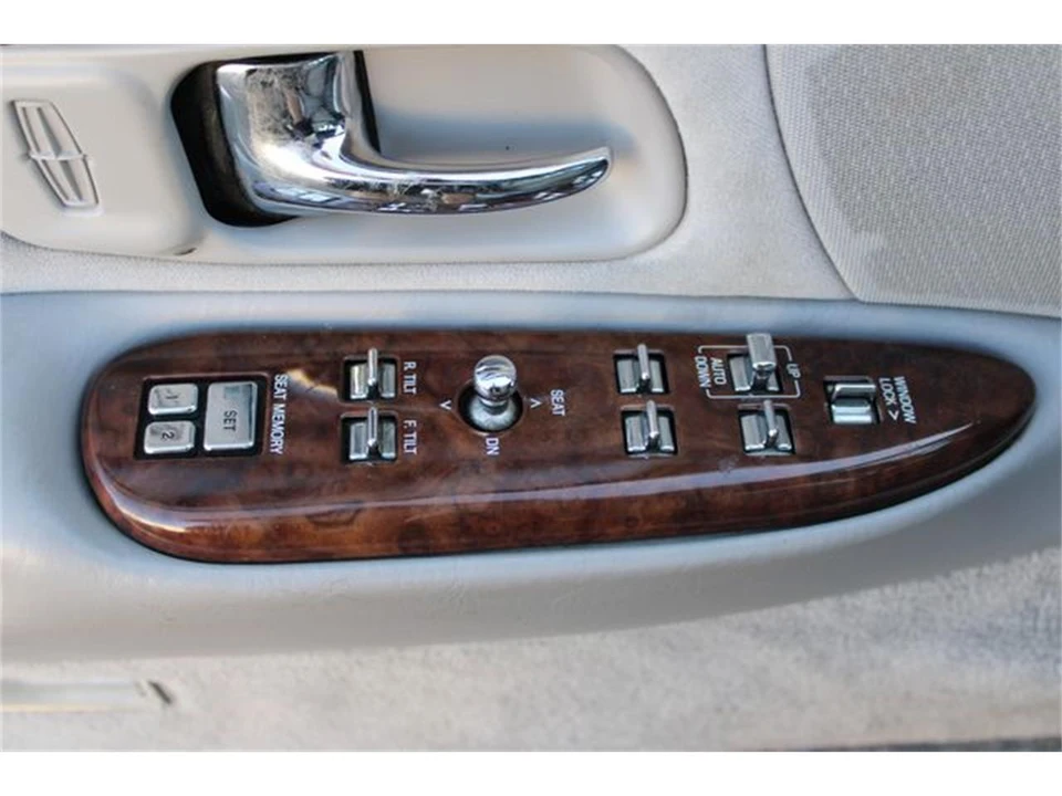 1996 Lincoln Town Car - Image 24 of 31