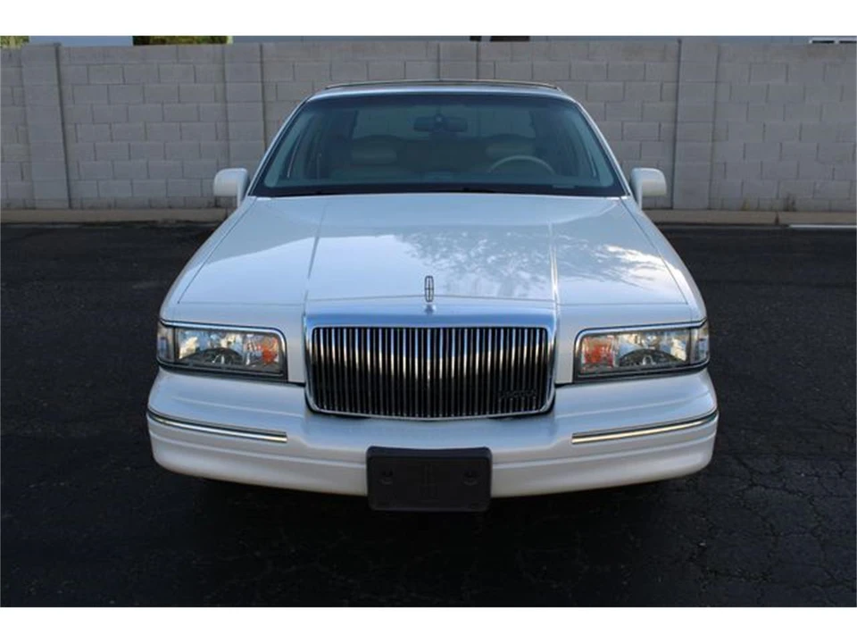 1996 Lincoln Town Car - Image 10 of 31
