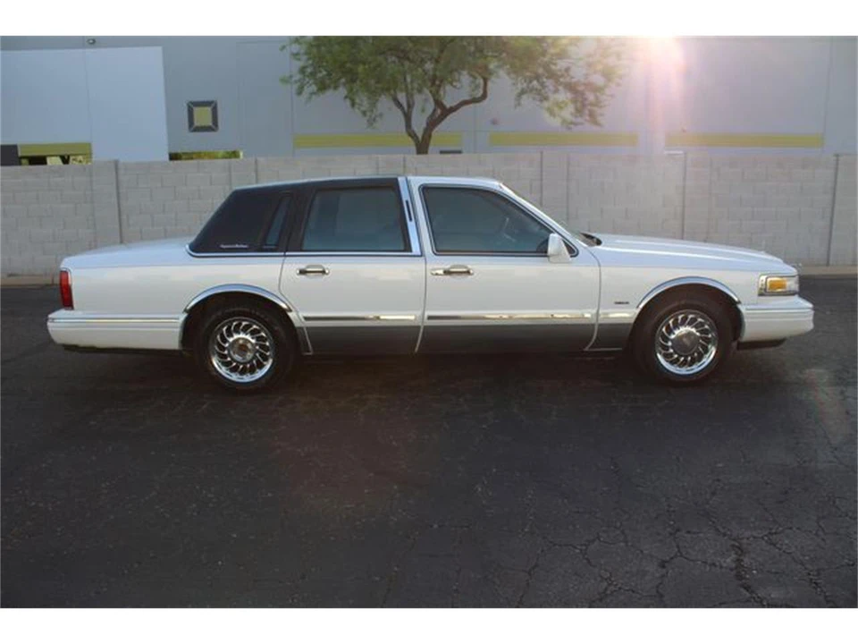 1996 Lincoln Town Car - Image 2 of 31
