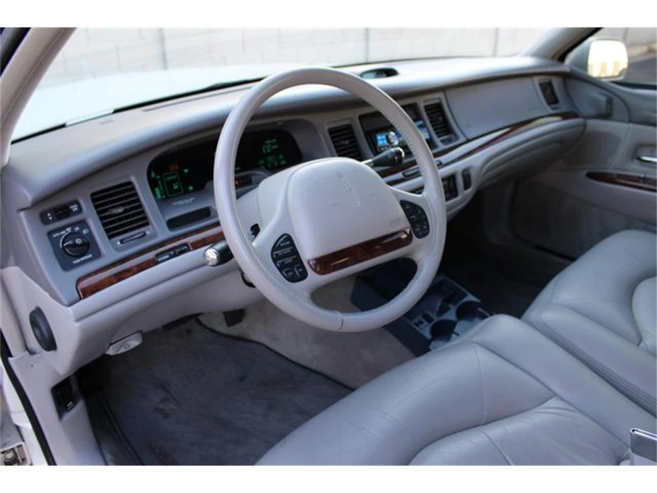 1996 Lincoln Town Car - Image 20 of 31