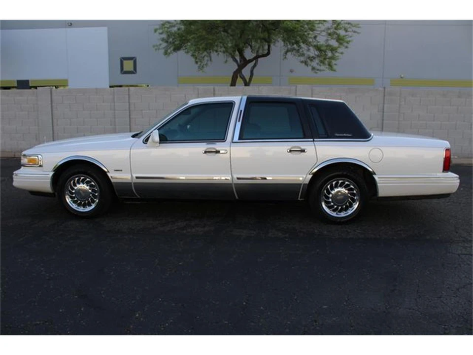 1996 Lincoln Town Car - Image 8 of 31