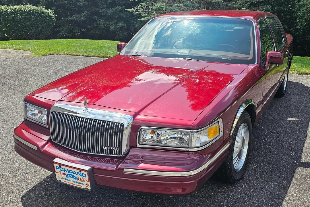 1996 Lincoln Town Car - Image 2 of 31
