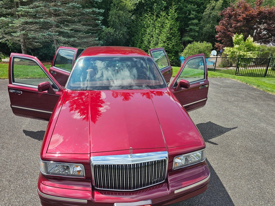 1996 Lincoln Town Car - Image 10 of 31