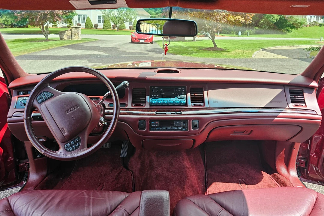 1996 Lincoln Town Car - Image 28 of 31