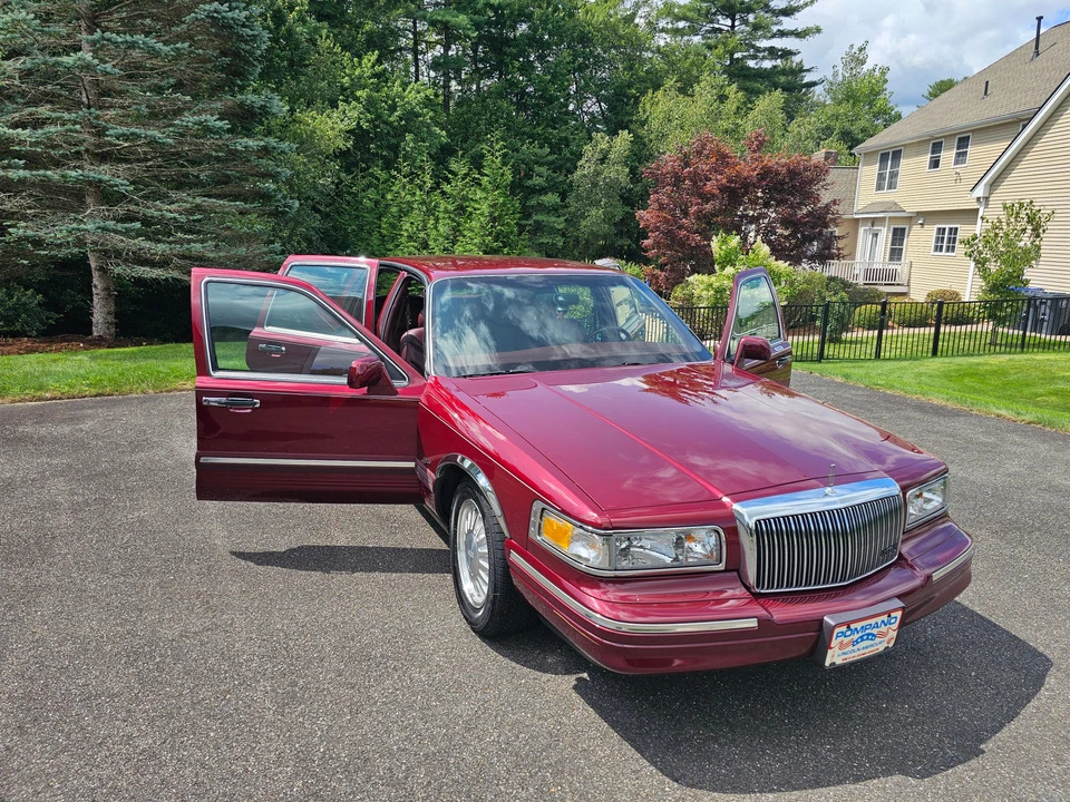1996 Lincoln Town Car - Image 9 of 31