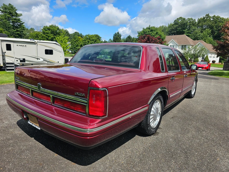 1996 Lincoln Town Car - Image 8 of 31