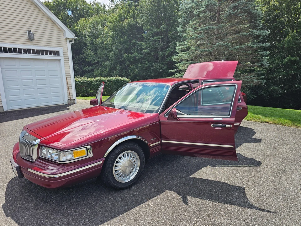 1996 Lincoln Town Car - Image 11 of 31
