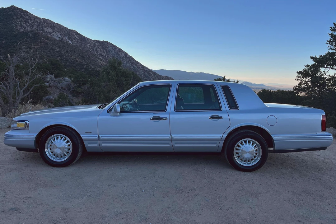1996 Lincoln Town Car - Image 3 of 31