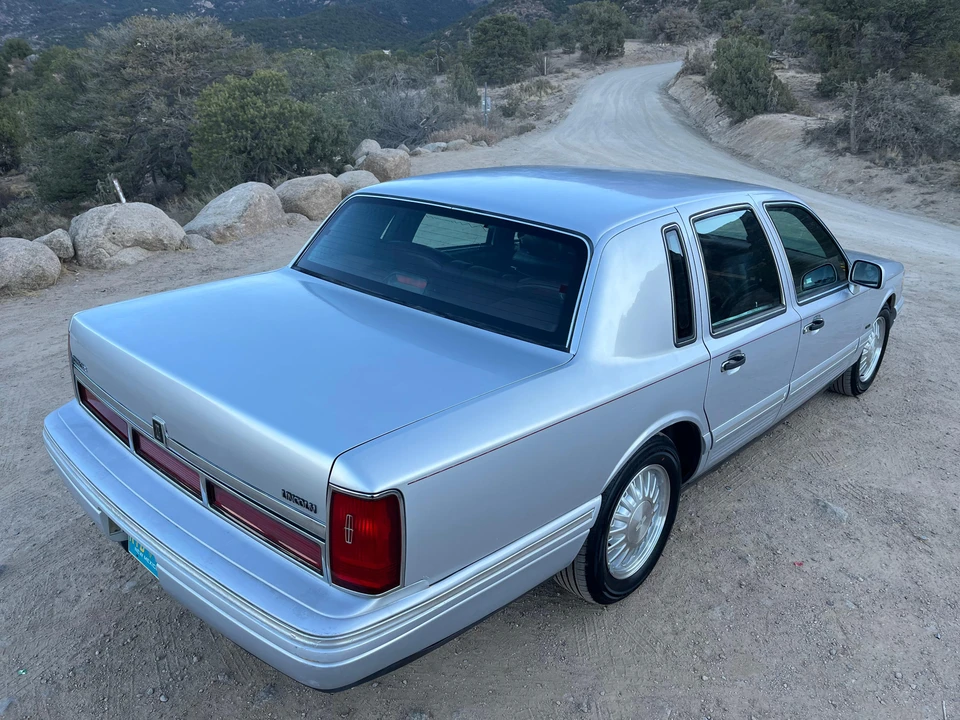 1996 Lincoln Town Car - Image 24 of 31