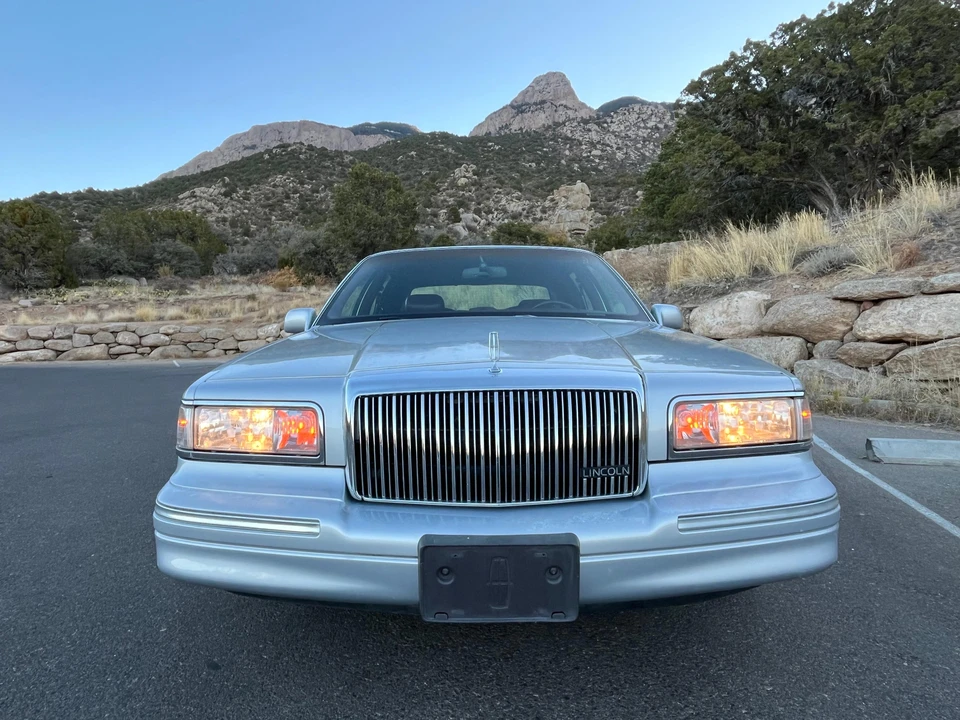 1996 Lincoln Town Car - Image 8 of 31