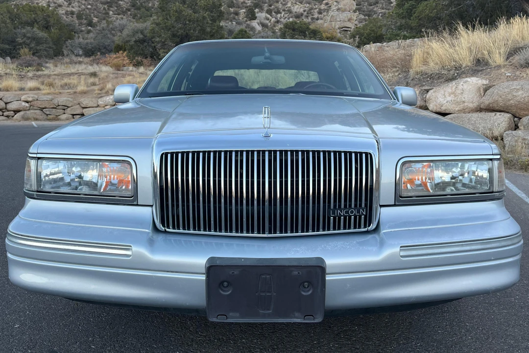 1996 Lincoln Town Car - Image 2 of 31