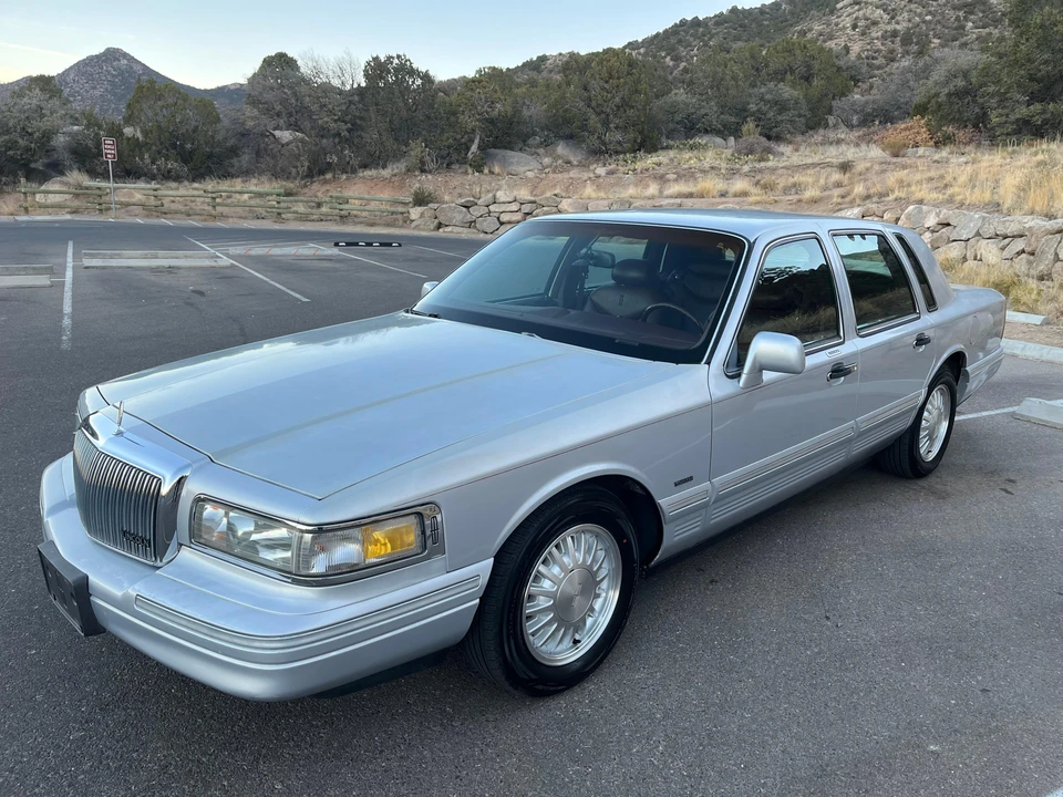 1996 Lincoln Town Car - Image 13 of 31