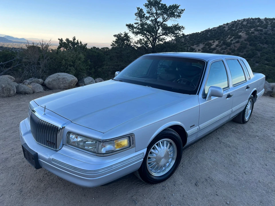 1996 Lincoln Town Car - Image 11 of 31