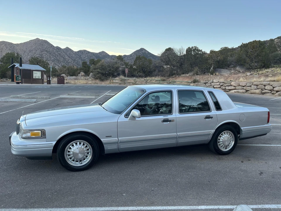 1996 Lincoln Town Car - Image 15 of 31