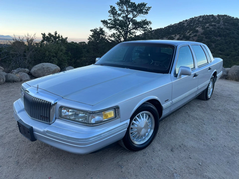 1996 Lincoln Town Car - Image 10 of 31