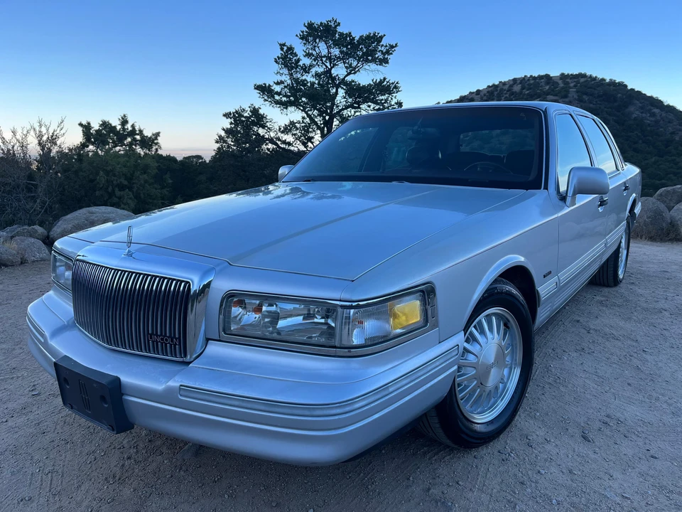 1996 Lincoln Town Car - Image 9 of 31
