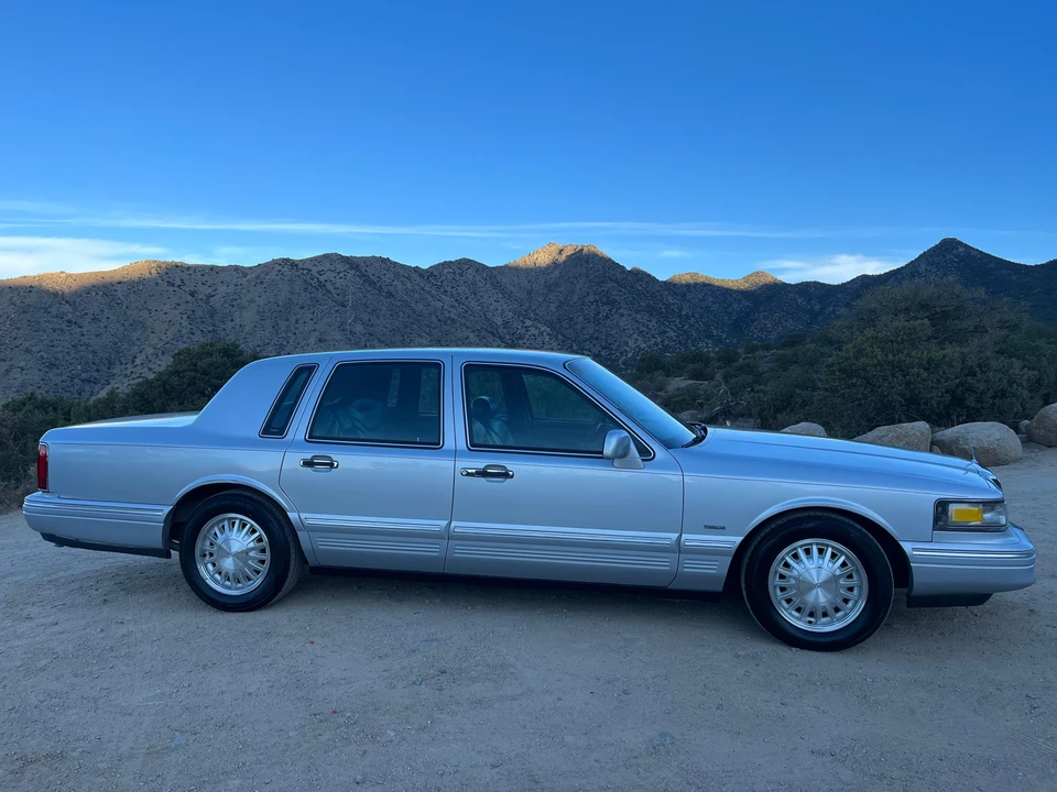 1996 Lincoln Town Car - Image 25 of 31