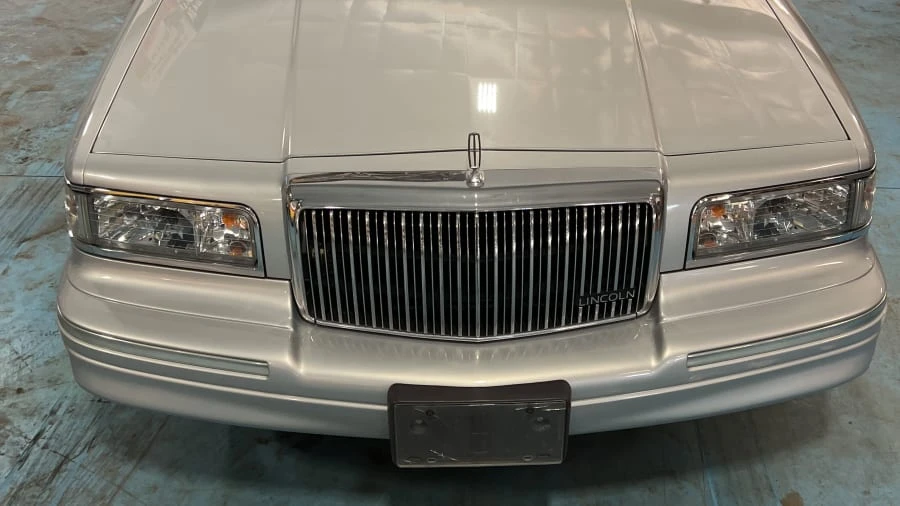 1996 Lincoln Town Car - Image 3 of 12