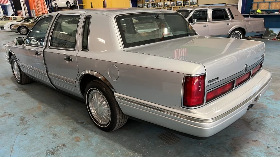 1996 Lincoln Town Car - Image 2 of 12