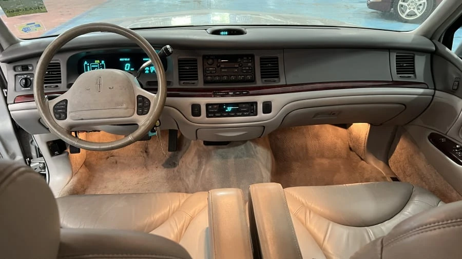 1996 Lincoln Town Car - Image 8 of 12
