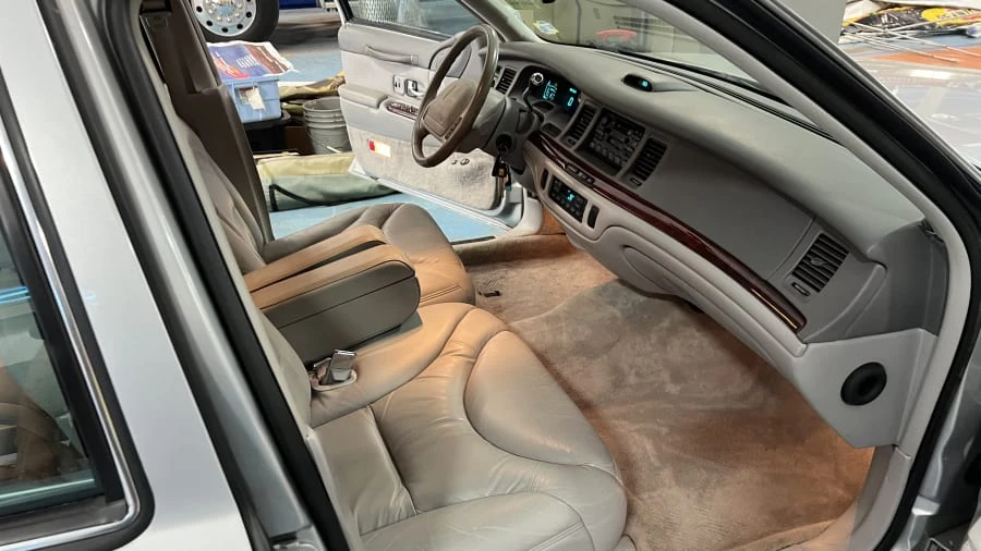 1996 Lincoln Town Car - Image 9 of 12