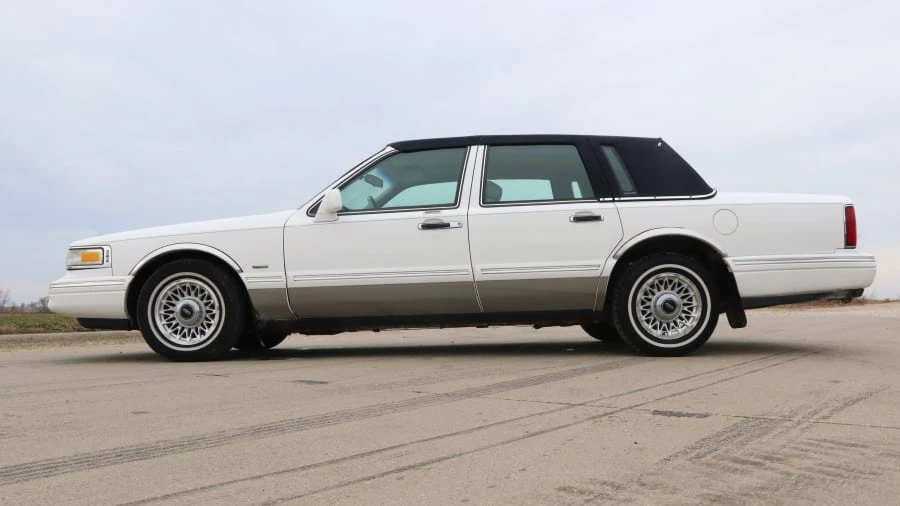 1996 Lincoln Town Car - Image 2 of 13