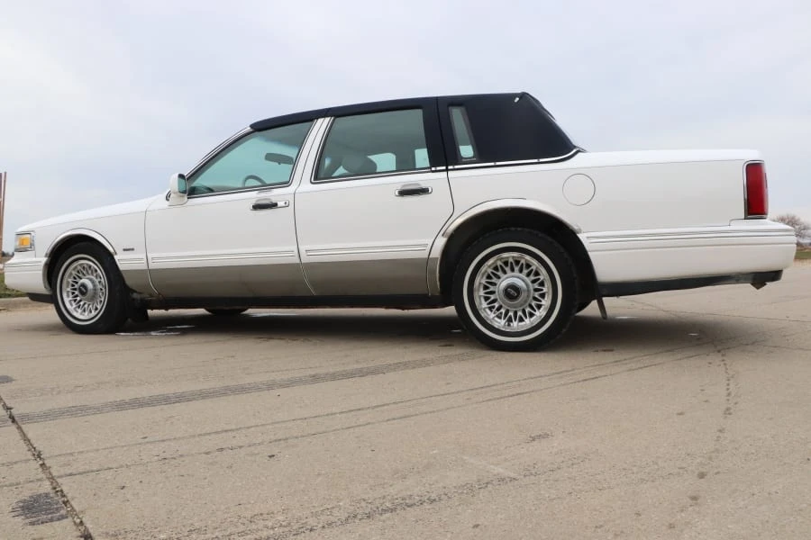1996 Lincoln Town Car - Image 9 of 13