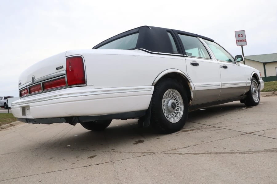 1996 Lincoln Town Car - Image 7 of 13