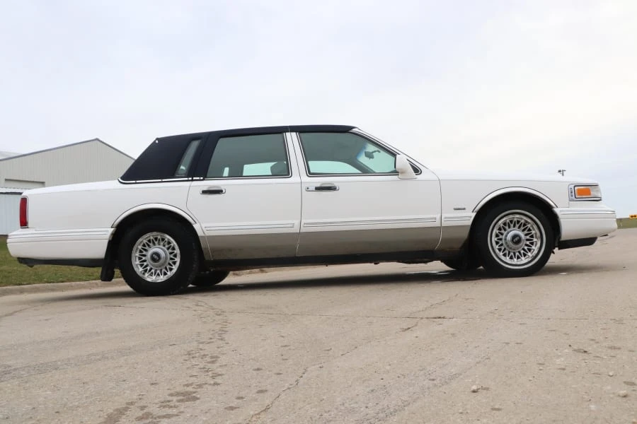1996 Lincoln Town Car - Image 8 of 13