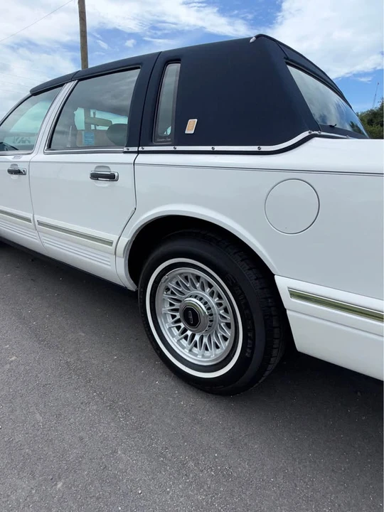 1996 Lincoln Town Car - Image 2 of 17
