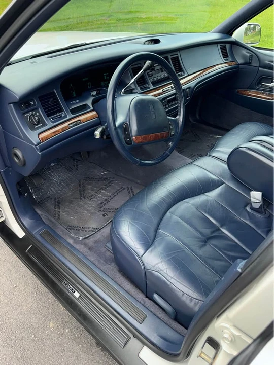 1996 Lincoln Town Car - Image 10 of 17