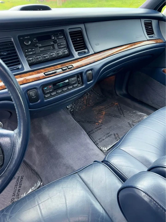 1996 Lincoln Town Car - Image 11 of 17