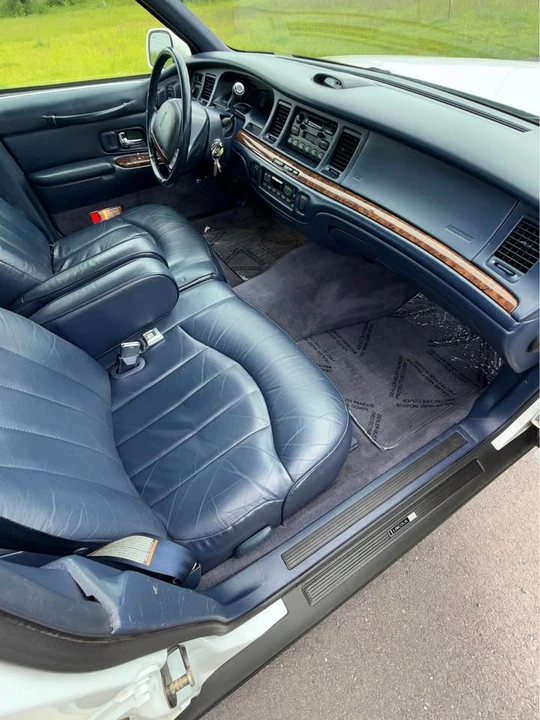 1996 Lincoln Town Car - Image 9 of 17