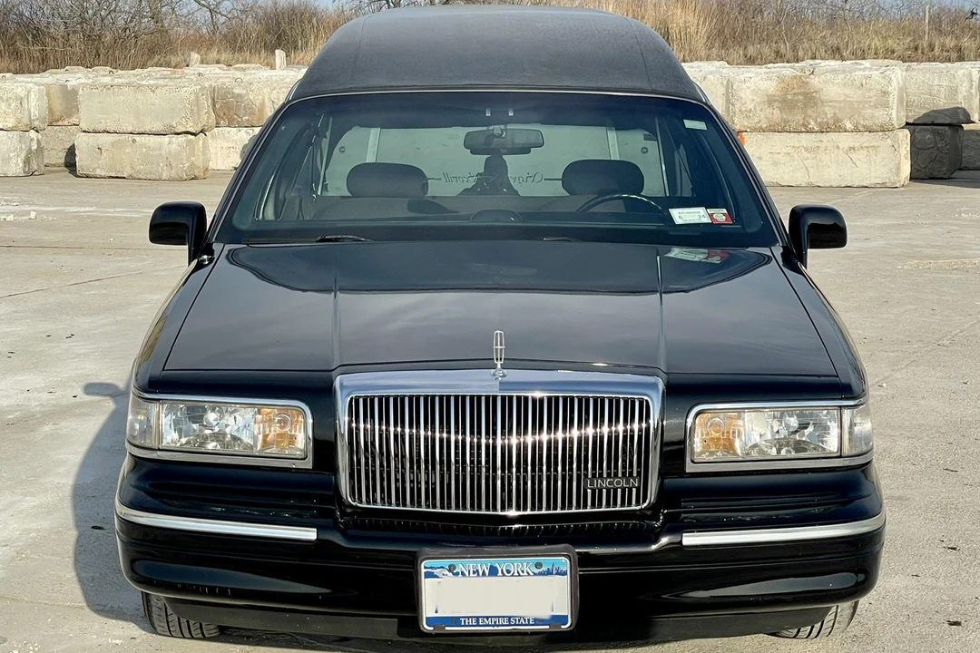 1996 Lincoln Town Car - Image 2 of 31