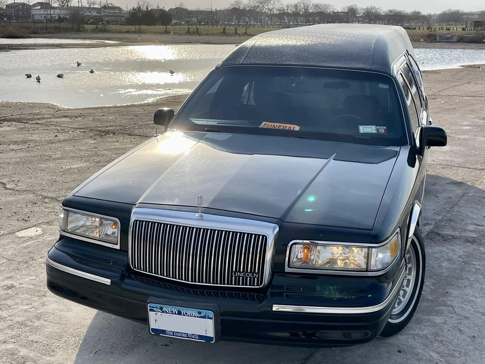 1996 Lincoln Town Car - Image 8 of 31