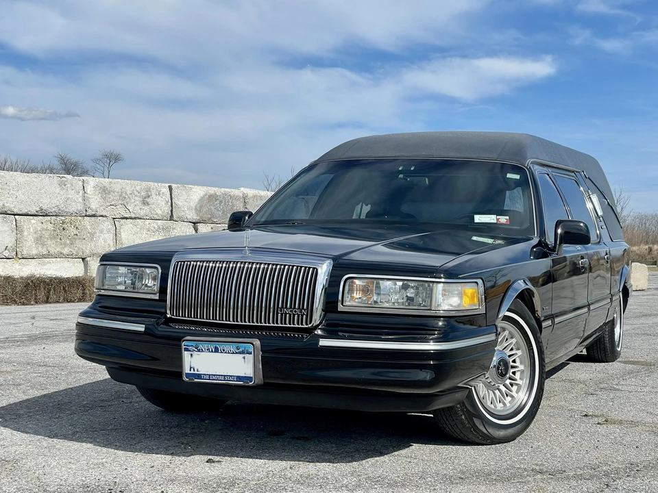 1996 Lincoln Town Car - Image 10 of 31