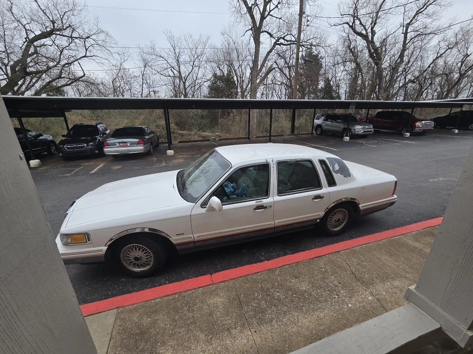 1996 Lincoln Town Car - Image 2 of 7