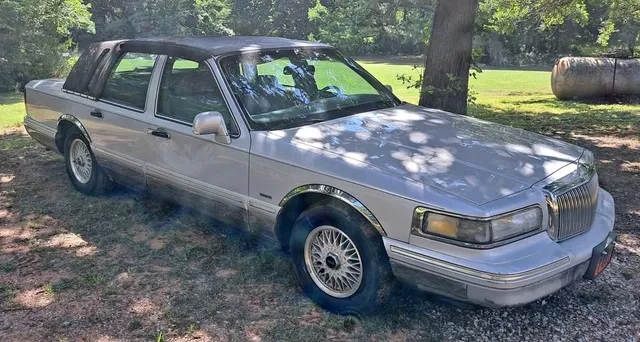 1996 Lincoln Town Car Signature Sedan 4D