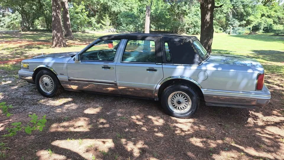 1996 Lincoln Town Car - Image 2 of 11