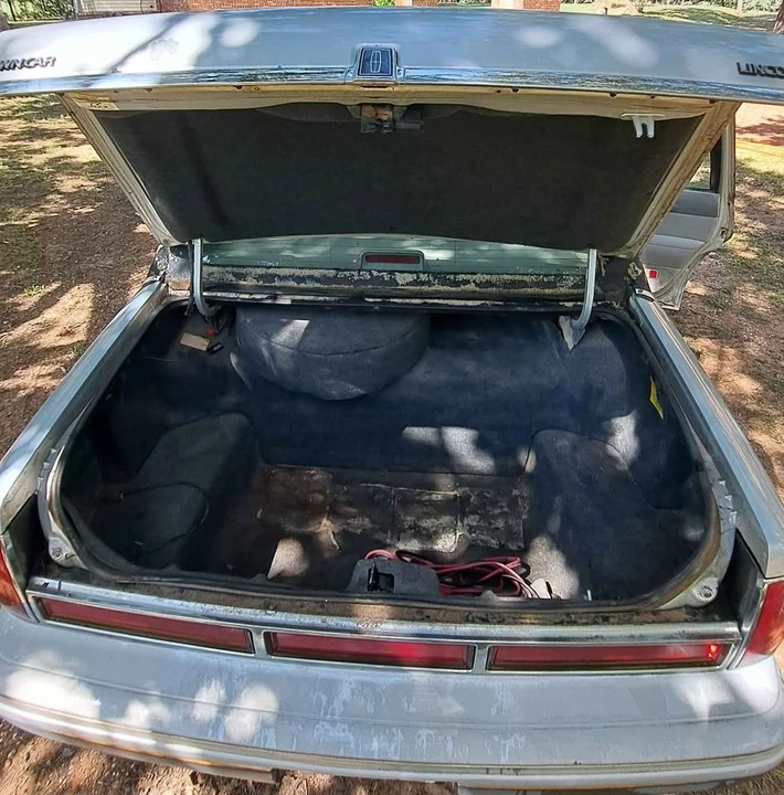 1996 Lincoln Town Car - Image 9 of 11