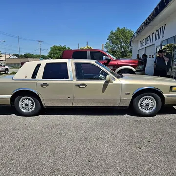 1996 Lincoln Town Car Signature Sedan 4D