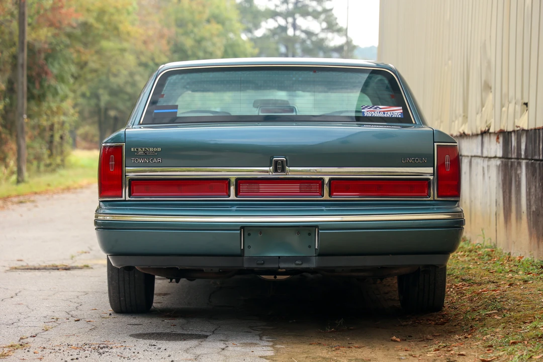 1996 Lincoln Town Car - Image 8 of 31